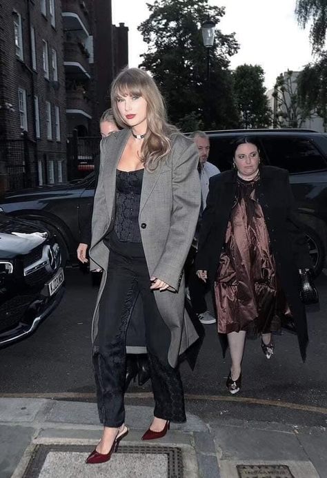 Tay in Notting Hill, London, 11 June 24 Taylor Swift London, Corset Layering, Taylor Swift Ex, Taylor Swift Street Style, Taylor Swift New, London Today, Grey Coat, Street Look, Notting Hill