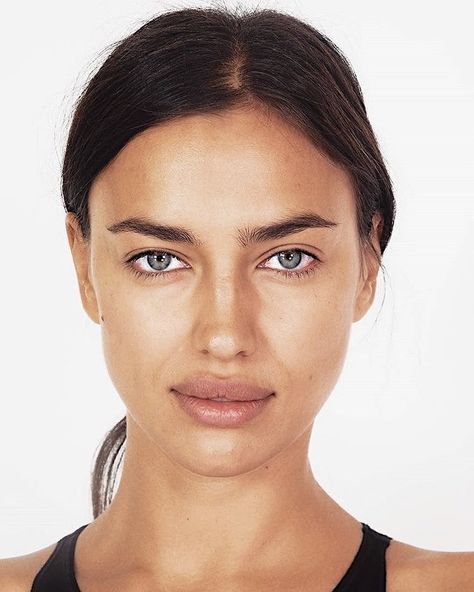 Irina Shayk U.K on Instagram: “@irinashayk ❤️ #irinashayk #irinashaykstyle #irinashaykonline #supermodel #supermodeloftheyear #supermodelstatus #model #fashionaddict…” Irina Shyak, Irina Shayk Style, Estilo Kylie Jenner, Hot Hair Styles, Model Face, Irina Shayk, Maquillaje De Ojos, Look Fashion, A Black