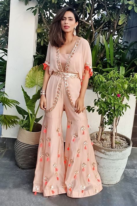 Trendy Outfits Indian, Diwali Outfits, Traditional Indian Dress, Women Kurta, Indian Dresses Traditional, Traditional Indian Outfits, Trendy Dress Outfits, Designer Party Wear Dresses, Designer Dresses Casual