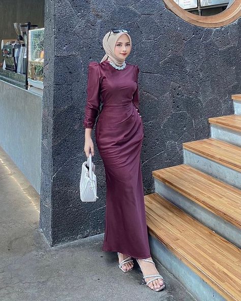 Isnanda Rahma W (@isnanda_r) • Foto dan video Instagram Bridesmaid Satin Hijab, Kebaya Burgundy, Braidsmaid Hijab, Gaun Bridesmaid Hijab Satin, Baju Bridesmaid Muslim, Gaun Bridesmaid Hijab, Dress Bridesmaid Satin, Satin Dress Hijab, Dress Hijab Bridesmaid