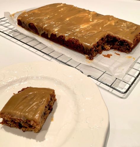 Sticky Toffee Pudding Traybake, Best Jambalaya Recipe, Traybake Cake, Slab Cake, British Cooking, Tray Bake Recipes, Toffee Pudding, Sticky Toffee Pudding, Caramel Topping