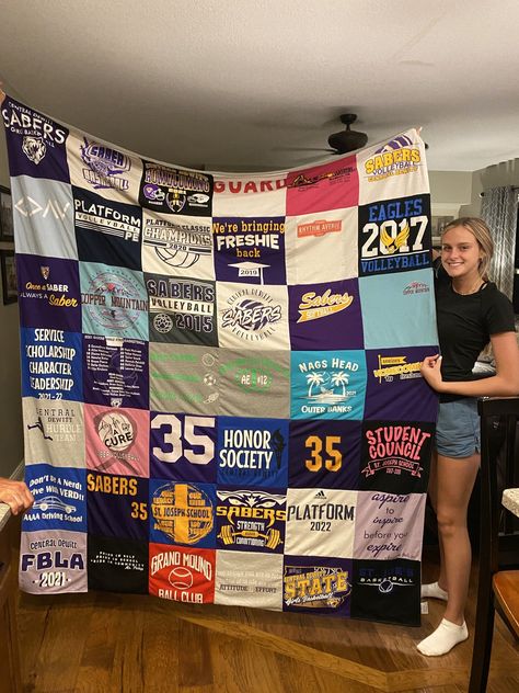 Diy T Shirt Quilt, Tshirt Quilt Tutorial, How To Make A T Shirt Quilt, Tshirt Quilt Diy, Sweatshirt Quilt, Tshirt Quilt Pattern, Shirt Blanket, Quilt Diy, Diy For Beginners