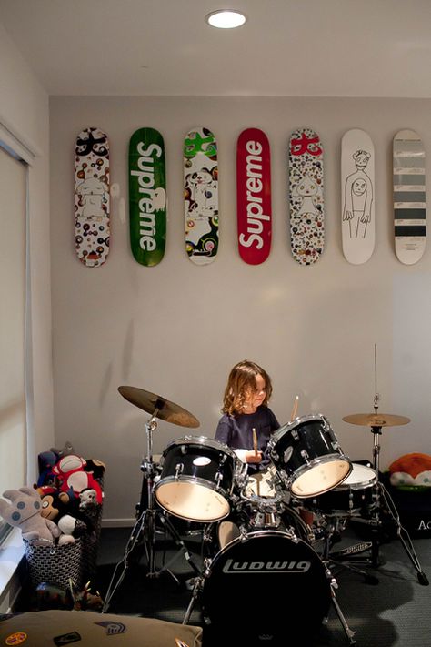 Have always loved the artwork on the back of Skateboards. Perfect for the boys. Music Bedroom Decor, Rock And Roll Room, Music Themed Bedroom, Skateboard Room, Mommo Design, Music Bedroom, Drum Room, Teenage Boy Room, Garage Band