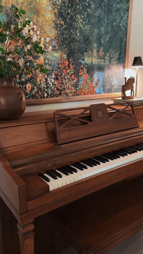 Piano Hallway, Cozy Piano Room, Piano With Tv Above, Piano Set Up Ideas, Vintage Piano Room, Art Piano, Home Piano, Piano In Home, Piano With Mirror Above