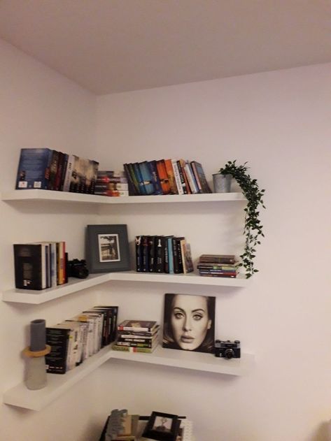 Bookshelf On The Wall Ideas, Decorative Shelf Ideas Bedrooms, L Shaped Corner Shelf, Corner Shelves Bedroom Aesthetic, Corner Floating Bookshelves, Wall Shelves In Bedroom, Bookshelves For Bedroom, Shelf Design Bedroom, Aesthetic Shelves Bedroom