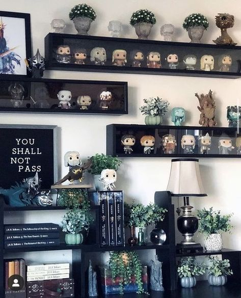 Lord of the Rings Book Nerd Bedroom Ideas, Geek Home Decor Ideas, Geek Office Decor, Cool Funko Pop Display, Funko Pop Display Ideas Living Rooms, Nerd Shelf Ideas, Bedroom Ideas For Nerds, Nerd Display Ideas, Harry Potter Aesthetic Office