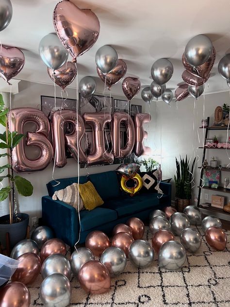 Bride Room Decoration Ideas Bachelorette Parties, Simple Bride To Be Decoration, Spinster Party Ideas, Bride To Be Decoration Ideas At Home, Bachelorette Table Decor, Bride To Be Decoration Ideas, Bachelorette Table, Bridal Shower Party Decorations, Bridal Shower Deco