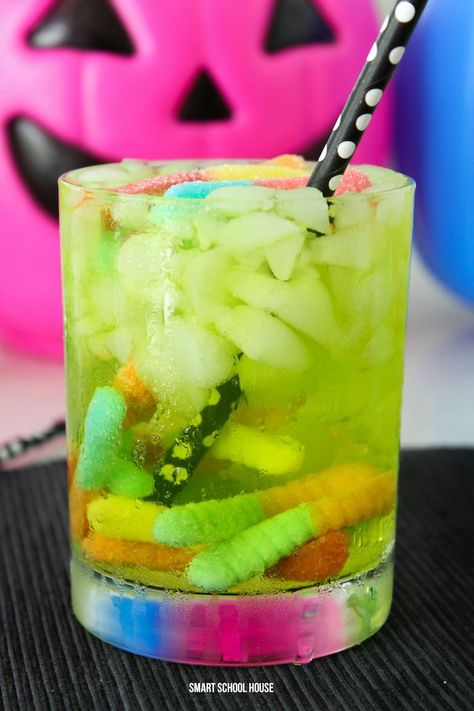 3 ingredient Halloween worm punch recipe for kids! Bubbly, sweet, fun, and simple to make in a hurry. Halloween Punch For Kids, Punch Recipes For Kids, Cooking With Kids Easy, Funky Colors, Kids Punch, Halloween Punch, Picky Eaters Kids, Punch Drinks, Smart School