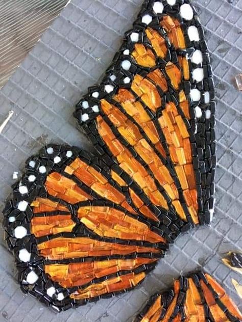 Linda Biggers Mosaic Butterflies, Mosaic Butterfly, Stained Glass Mosaic Art, Mosaic Tiles Crafts, Butterfly Mosaic, Mosaic Art Diy, Mosaic Animals, Mosaic Garden Art, Mosaic Birds