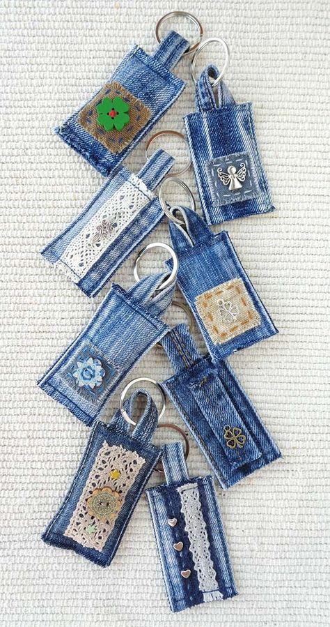 Keychain / bag charm - Make it in denim Denim Key Fob Diy, Sewn Key Fobs, Denim And Doilies Ideas, Fabric Keychain Diy Key Fobs, Memory Keychain Diy, Diy With Charms, Sewing Projects With Old Jeans, Denim Crafts Diy No Sew, Making A Keychain