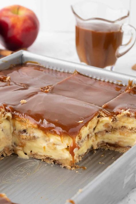 Apple Eclair Cake, Apple Eclair, Baked Caramel Apples, Eclair Cake Recipes, Bake Ideas, Cinnamon Desserts, Halloween Birthdays, Biscuits Graham, Baked Caramel