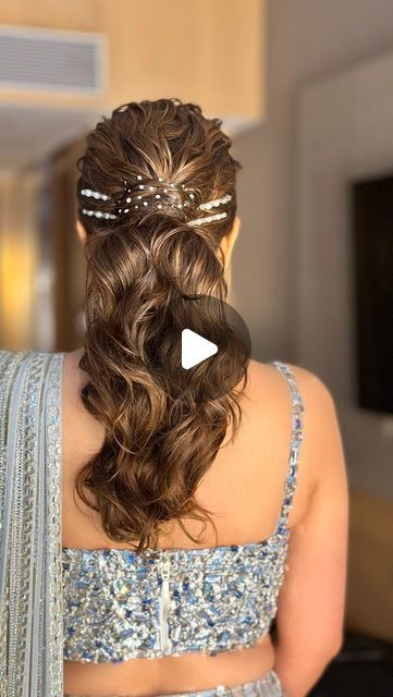 pratiksha NP on Instagram: "A quick in the making of Simple messy pony with cute accessories 🫶🏻💫

Hair : @hairbypratiksha 
Makeup: @nilofermakeup 

#trendinghairstyles #bridalhair #bridesofinstagram # #bridesbypratikshaverma #trendinghairstyles #haircreation #hairlove #weddingbun #indianhairstyles #weddinghairstyles #mumbaihairstylist" Poni Hairstyle Simple Wedding, Messy Pony Hairstyles, High Ponies Hairstyles, Pony Hairstyles For Wedding, Pony Wedding Hairstyles, Lehanga Hair Styles, Poni Hairstyle Simple, Front Hairstyles Wedding Indian, High Pony Hairstyles