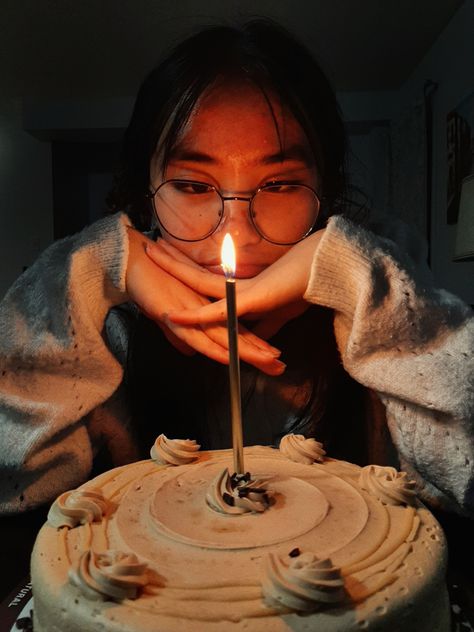 Looking at birthday cake Birthday Photo Ideas Aesthetic, Photo Birthday Cake, Birthday Photo Ideas, Photo Ideas Aesthetic, Cake Photoshoot, Birthday Cake Cake, Birthday Shots, Birthday Cake Pictures, Cute Birthday Pictures