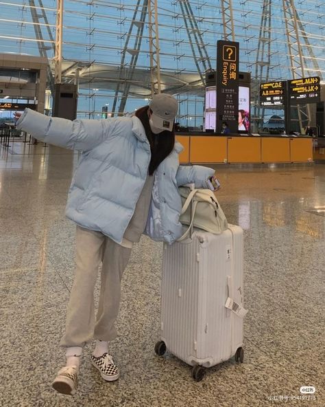 Airport Photoshoot, Airport Girl, Girls Luggage, Airport Luggage, Autumn In Korea, School Swag, Ootd Poses, Cute Luggage, Korean Picture