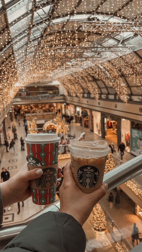 Shopping Mall Aesthetic, Starbucks Christmas Aesthetic, Christmas Aesthetic Coffee, Starbucks Winter Aesthetic, Coffee Starbucks Drinks, Starbucks Photo, Banana Bread Starbucks, Madison Core, Starbucks Calories