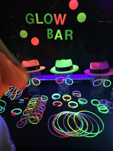 Glow Bar Party, Things You Need For A Neon Party, Fun Party Accessories, Glow In The Dark Graduation Party Ideas, Glow In The Dark Accessories, Glow Party Sweet 16, Glow Bar Party Ideas, Glow In The Dark Face Paint, Neon Party Table