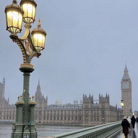 London During Fall, Good Weather Aesthetic, Winter London Aesthetic, London Fall Aesthetic, London Dark Academia, Gloomy Weather Aesthetic, London Aesthetic Winter, Winter In England, Winter Dark Academia