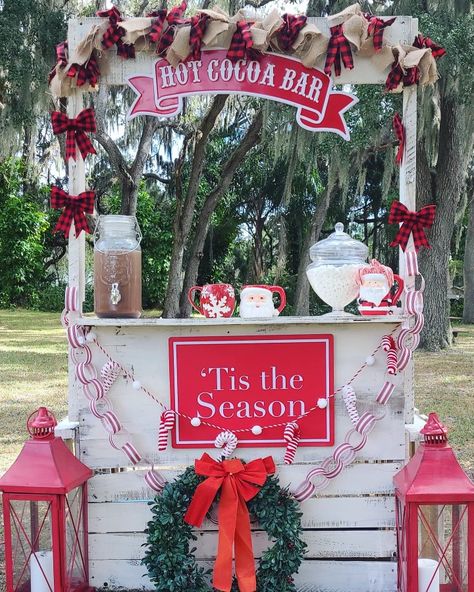 Hot Chocolate Stand Christmas, Christmas Food Stall Ideas, Hot Coco Stands Ideas, Santa Setup Ideas, Hot Cocoa Stand Christmas Pictures, Christmas Trade Show Booth Ideas, Pallet Hot Cocoa Stand Diy, How To Build A Hot Cocoa Stand, Vendor Christmas Booth Ideas