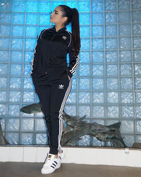 Women Tracksuit Outfit, Womens Tracksuit Outfit, Adidas Tracksuit Women, Jogging Outfit Women, Tracksuit Outfit Women, Sweat Suits Outfits, Looks Adidas, Adidas Outfit Women, Jogging Outfit