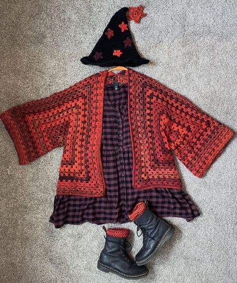 Hexagon cardigan, witch hat and matching leg warmers Picture found on reddit.com Witch Hat Knit, Things To Crochet With Yellow Yarn, Crochet Whimsygoth, Hexagon Crochet Cardigan, Whimsigoth Crochet, Wizard Core, Hexagon Cardigan Crochet, Witch Hat Crochet, Crochet Witch Hat