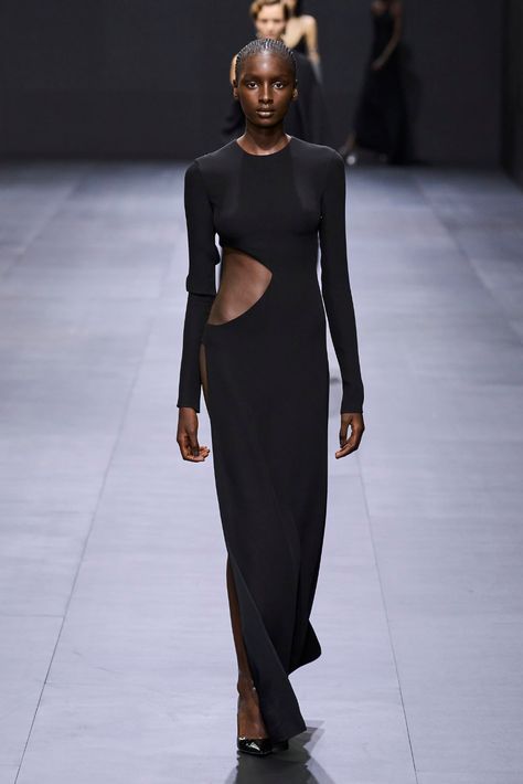 Valentino Spring Summer 2023, All Black Fashion, 2023 Trends, Spring Summer 2023, Black Book, Alt Fashion, All Black Outfit, Long Black Dress, Slim Dresses