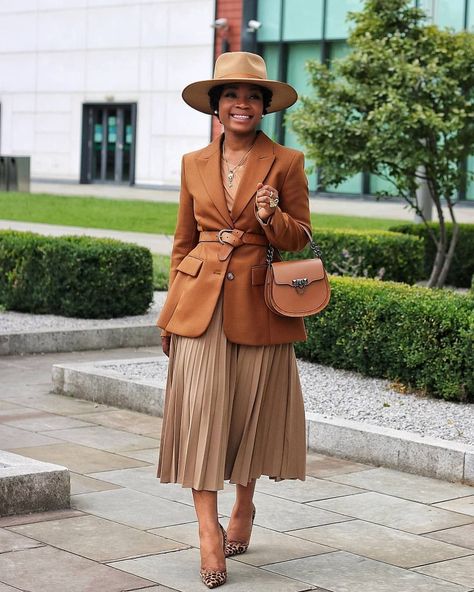 Earthy Tones Outfit, Earthy Tone Outfits, Mocha Mousse, Rok Outfit, Monochromatic Fashion, Monochromatic Outfit, Elegant Clothes, Chique Outfits, 가을 패션