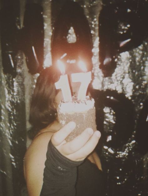 17th Birthday Photoshoot, Bday Aesthetic, 17 Doğum Günü, 17th Birthday Party Ideas, 17. Geburtstag, 17 Birthday Cake, Seventeenth Birthday, 17th Birthday Ideas, Happy 17th Birthday