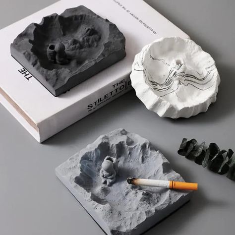 Clay Crafts For Smokers, Cool Ashtrays, Astronaut On The Moon, Outdoor Ashtray, Drukarka 3d, Astronaut Design, Tanah Liat, Keramik Design, Pottery Crafts