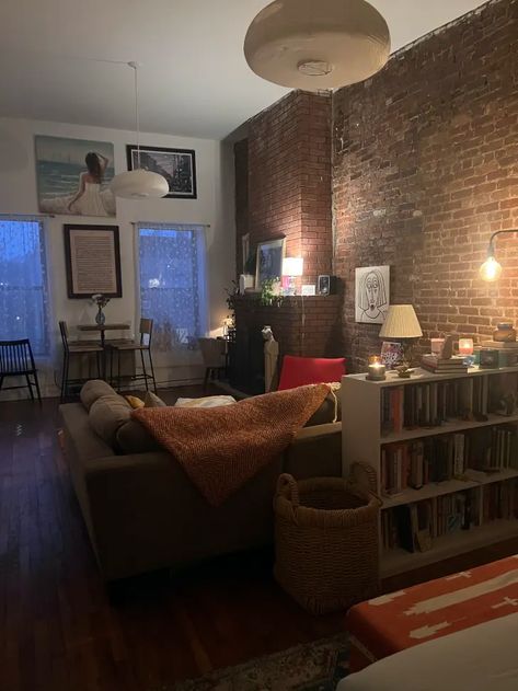 Boyfriend Apartment Decor, Exposed Brick Walls Living Room, Brick Wall Apartment, Exposed Brick Apartment, Living Room Brooklyn, City Apartment Aesthetic, Apartamento New York, City Apartment Decor, Brick Wall Living Room