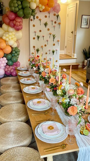 Bridal Brunch Picnic, Flower Arrangements Party Ideas, Flower Theme Brunch, Women 70th Birthday Party Ideas, Bridal Shower Table Flowers, Garden Brunch Birthday Party, Backyard Brunch Bridal Shower Ideas, Bridal Shower Needs, Brunch And Bubbly Decor