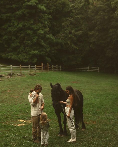 Family Horse Photoshoot, Happy Aesthetic Photography, Country Family Aesthetic, Happy Family Aesthetic, Big Family Aesthetic, Family Core, Sophia Sophia, Aesthetic Family, Horse Family