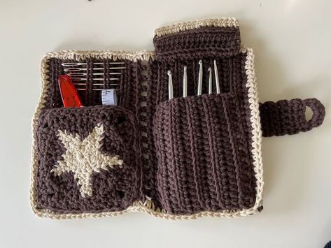 Cute Crochet Presents, Crochet Utility Pouch, How To Crochet A Pencil Case, Crochet Dark Academia, Crochet Inspo Ideas, Crochet Pencil Pouch, Crochet Case Pattern, Crochet Pouch Bag, Crochet Projects Easy