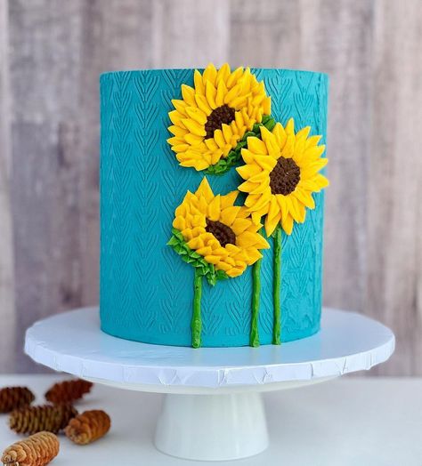 Trending Birthday Cakes, Floral Cake Design, Stencil Cake, Summer Cake Recipes, Late Summer Early Fall, Buttercream Cake Designs, Cool Cake Designs, Dark Cyan, Fall Beauty