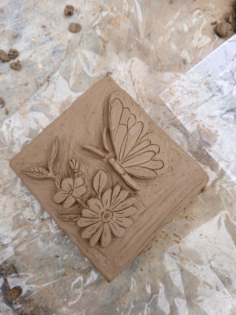 Low Relief Ceramics, Slab Relief Ideas, Relief Sculpture Flowers, Bas Relief Tile, Relief Sculpture Easy, Relief Sculpture Ideas, Clay Relief Sculpture, Clay Relief Tiles, Relief Pottery