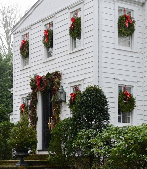 Christmas Wreaths For Windows, Window Wreath, Christmas Window Decorations, Colonial Christmas, Christmas Front Doors, Festive Wreath, House Beautiful, Christmas Window, Christmas Door