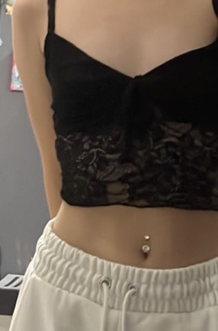 Belly Bottom Piercings Aesthetic, Aesthetic Outfit Flat Chest, Belly Peircings Women, Flat Chest Outfits, Naval Piercing Aesthetic, Bellybuttonpiercing Jewelry, Flat Chested Fashion Outfits, Bellybuttonpiercing Aesthetic, Flat Chested Outfits Aesthetic