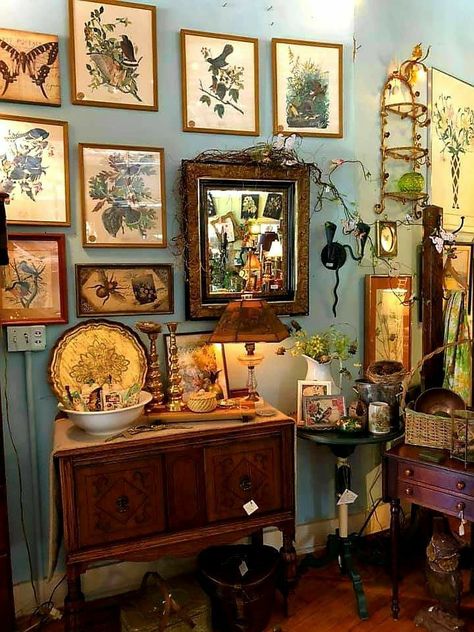 Boho Cottage Core Aesthetic, Maximalist Cottage Decor, Victorian Cottagecore Bedroom, Maximalist Traditional Decor, Antique Bedroom Ideas Victorian, Antique Maximalism, Cottage Core Home Office, Vintage Eclectic Maximalism, Cluttercore Living Room