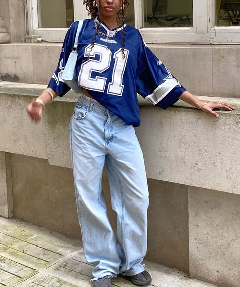 Streetwear Fashion Jersey, Jersey Fit Women, 2000s Outfit Black Women, Short Sleeve Jersey Outfit, Blue And White Outfits For Women, F1 Jersey Outfit, Blue Tomboy Outfits, Big Jersey Outfit, How To Style A Football Jersey Women