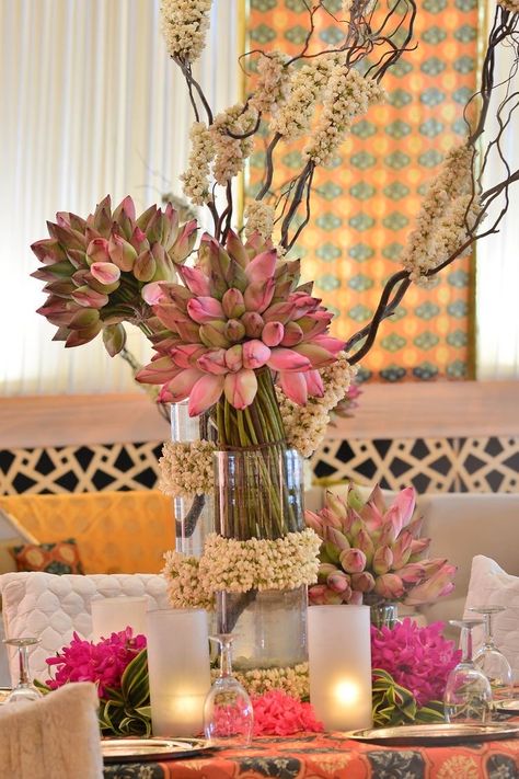 Teej Festival Decoration Jhula, Indian Wedding Flower Arrangements, Ganpati Table Decoration Ideas, Diwali Floral Decor, Indian Flower Arrangements, Princess Jasmine Centerpiece Ideas, Jasmine Centerpiece Ideas, Lotus Table Decor, Jasmine Flower Decoration