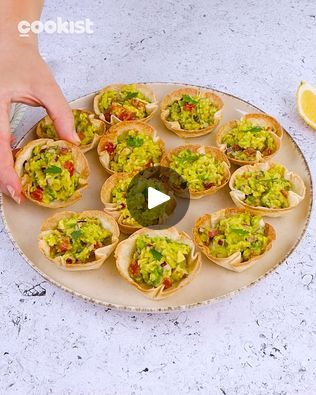 Piadina cups with guacamole: for a tasty and healthy appetizer! | hors-d'œuvre, guacamole | How to turn a simple tortilla in the best appetizer ever 😍 | By Cookist WowFacebook Super Simple Recipes, Best Appetizers Ever, Tortilla Cups, Best Appetizer, Cookist Wow, Healthy Appetizer, Chickpea Salad Recipes, Finger Food Appetizers, Dessert Appetizers