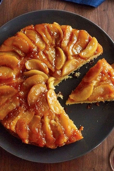 This maple apple upside down cake recipe incorporates maple syrup, granny smith apples, buttermilk, vanilla and crème fraiche to create the ultimate fall dessert. Whether you’re looking to eat this apple recipe for a cozy fall dessert or as a Thanksgiving recipe, it’s a great choice for a fall recipe.#fallrecipes #dessertrecipes #applerecipes #falldesserts #appledesserts #appleupsidedowncake #applecake #cakerecipes Thanksgiving Desserts Apple, Maple Desserts, Joanne Chang, Apple Upside Down Cake, Maple Cake, Maple Recipes, Apple Maple, Make Ahead Desserts, Thanksgiving Desserts