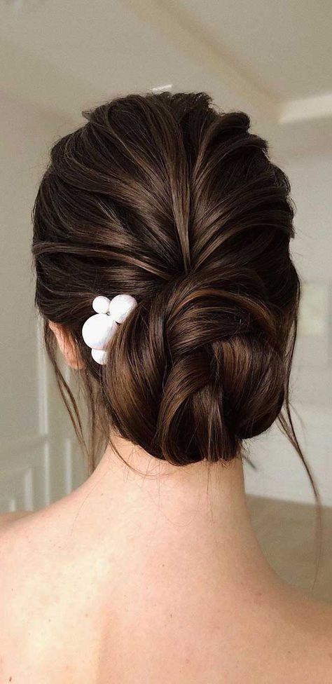 Looking for the latest hair do? Whether you want to add more edge or elegance – Updo hairstyles can easily make you look sassy and elegant. So if... Wedding Hairstyles Bun, Updo Hairstyles Wedding, Wedding Updo Hairstyles, Hairstyle Wedding, Themes Wedding, Wedding Hair Up, Bridal Hair Buns, Hairdo Wedding, Colors Wedding