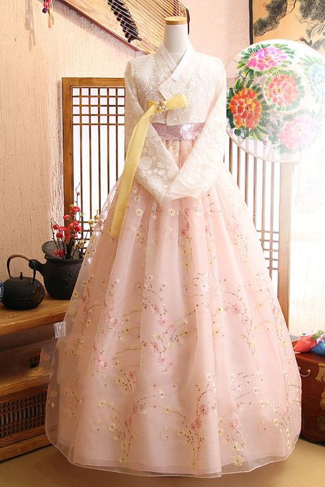 Korean Wedding Dress Traditional, Korean Bridesmaid Dresses, Korean Wedding Dress Simple, Wedding Dress Korean Style, Wedding Dresses Korean, Hanbok Wedding Dress, Hanbok Wedding, Korean Bride, Korean Wedding Dress