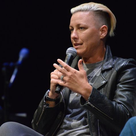 9 Mantras From Abby Wambach and Other 'Warrior Women' Sarah Huffman, Abby Wambach, Mia Hamm, Alex Morgan Soccer, Messi Soccer, Soccer Girl Problems, Manchester United Soccer, Cristiano Ronaldo Lionel Messi, Warrior Women