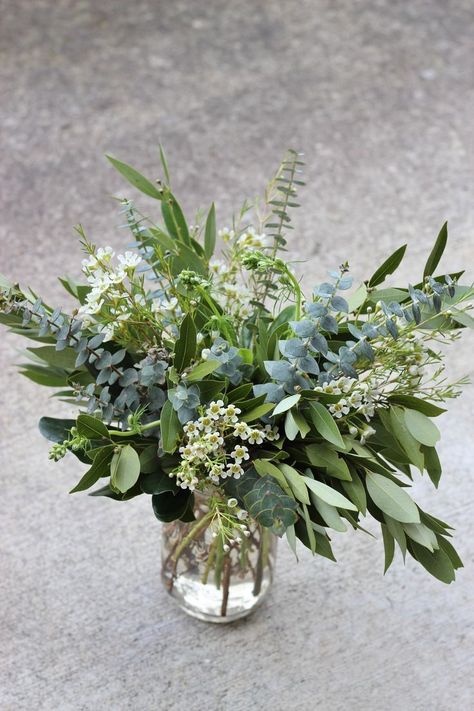 37 Romantic Greenery #WeddingCenterpieces for 2019 Centerpieces Eucalyptus, Centerpieces Greenery, Eucalyptus Centerpiece, Greenery Wedding Centerpieces, Flowers Centerpieces, Greenery Centerpiece, Tafel Decor, Flower Centerpiece, Foliage Wedding