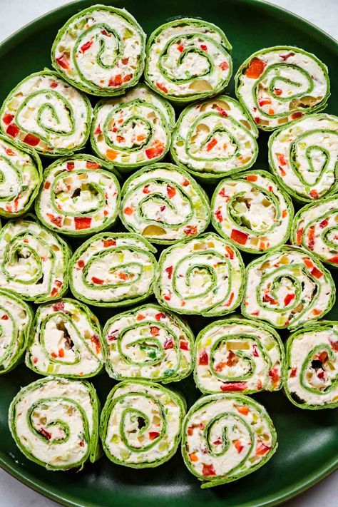 These Christmas Pinwheels are an easy appetizer made in 15 minutes! Festive tortilla roll-ups with cream cheese, ranch, and crunchy veggies. Green Pinwheels Appetizers, Vegetable Pinwheel Appetizers, Vegetable Roll Ups Tortilla Pinwheels, Pinwheel Appetizers Veggie, Green Tortilla Pinwheels, Spinach Roll Ups Appetizers, Vegetarian Roll Ups, Party Food Appetizers Vegetarian, Tortilla Rolls Pinwheels