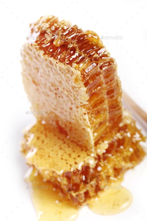 Fresh Honeycomb, Bee Tattoos, Heathy Snack, Aesthetic Health, Tattoo Health, Health Fitness Food, Bee Drawing, Honey Benefits, Menstrual Pain