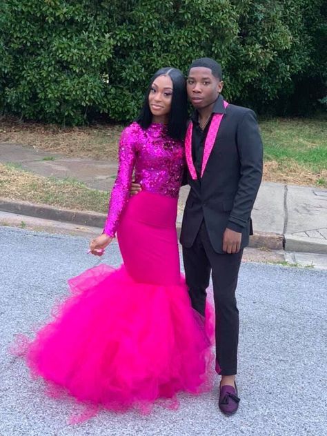 Hot Pink Prom Dress Couple Black, Hot Pink Prom Dress Couple, Prom Matching Couples, Pink Prom Couple, Prom Black Couples, Prom Couples Outfits, Pink Prom Suit, Hot Pink Prom, Couple Prom