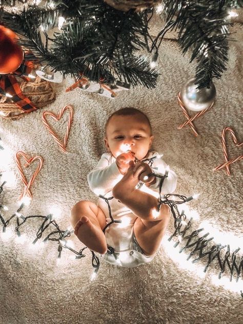 Baby Holiday Photos, Baby Christmas Photography, Photo Bb, Christmas Baby Pictures, Baby Milestones Pictures, Idee Babyshower, Baby Christmas Photos, First Christmas Photos, Monthly Baby Pictures