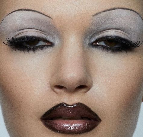 Maquillage Goth, 90s Beauty, Y2k Makeup, White Eyeshadow, 90s Makeup, Swag Makeup, Ethereal Makeup, Goth Makeup, Dark Makeup